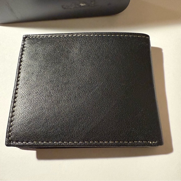 Black Timberland leather men’s wallet attached flip pocket white stitching NIB - Picture 2 of 5